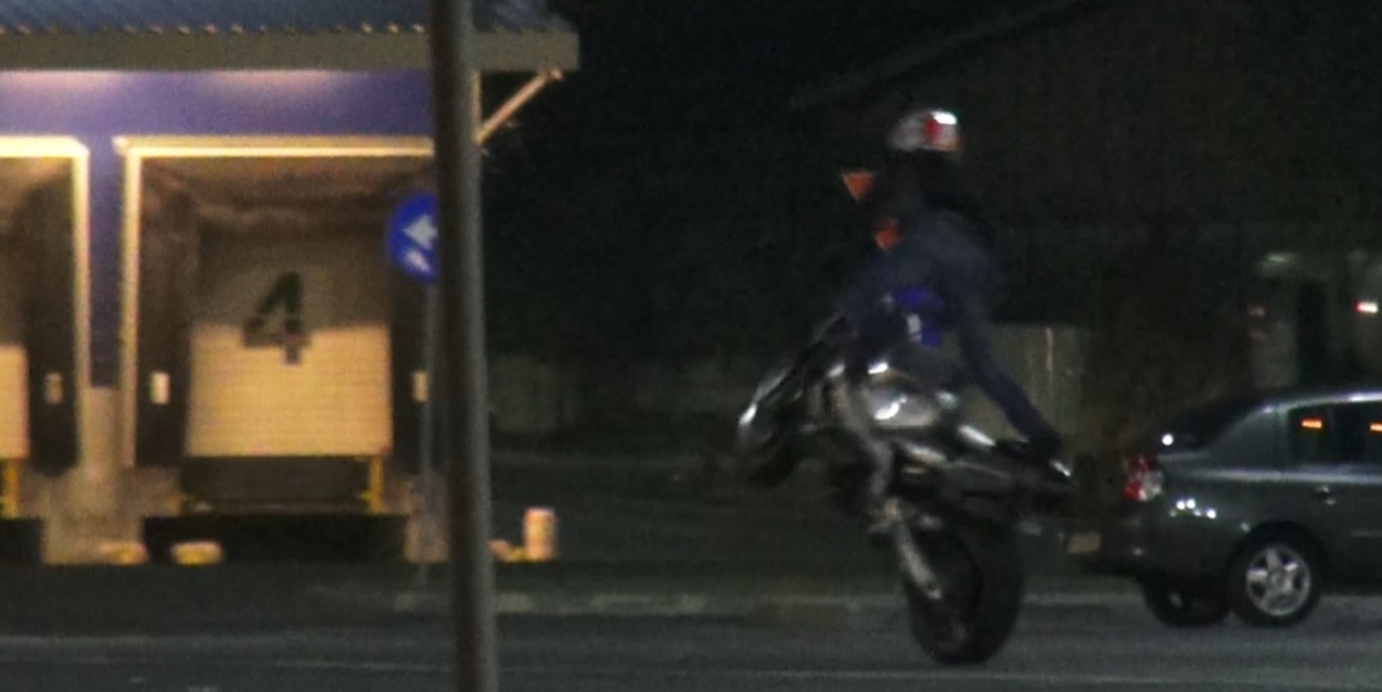 Printre cascadoriile pe care le facea s-a numarat si mersul pe o roata