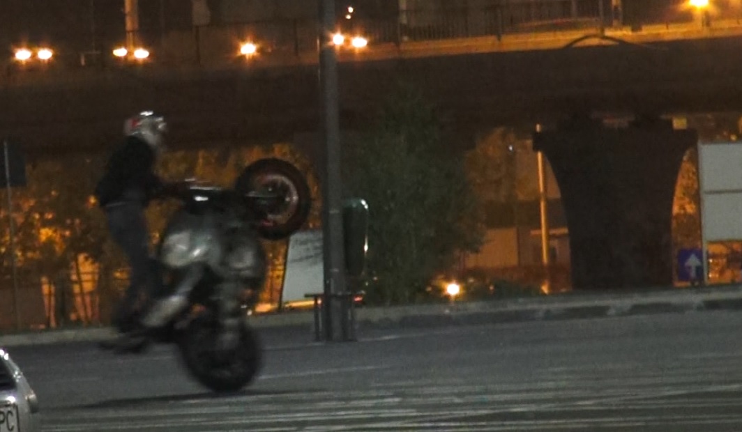 Zeci de curiosi s-au strans sa-l priveasca