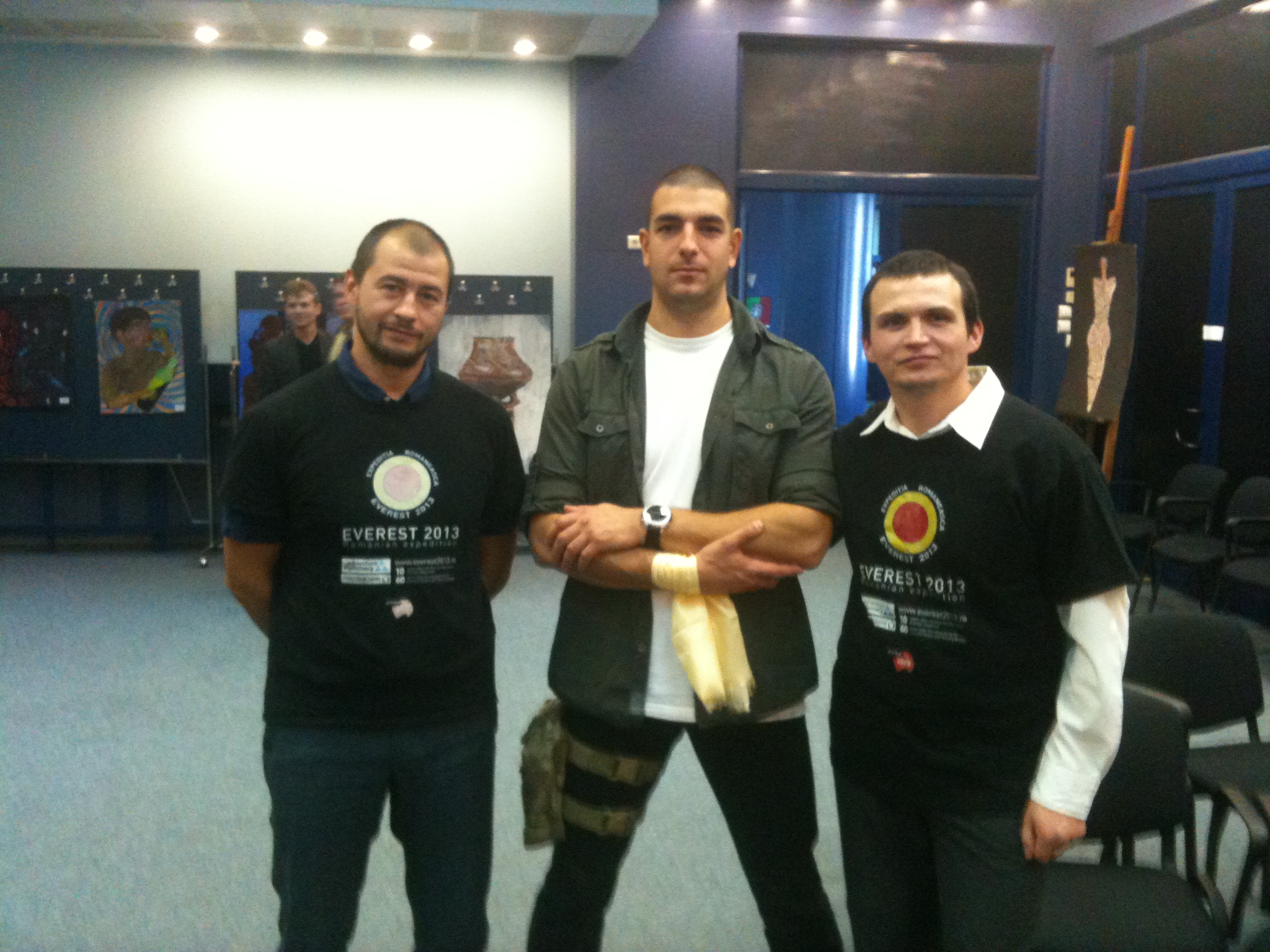 Stelian Pavalache (stanga), Bogdan Caltia (antrenorul alpinistilor) si Tiberiu Pintilie