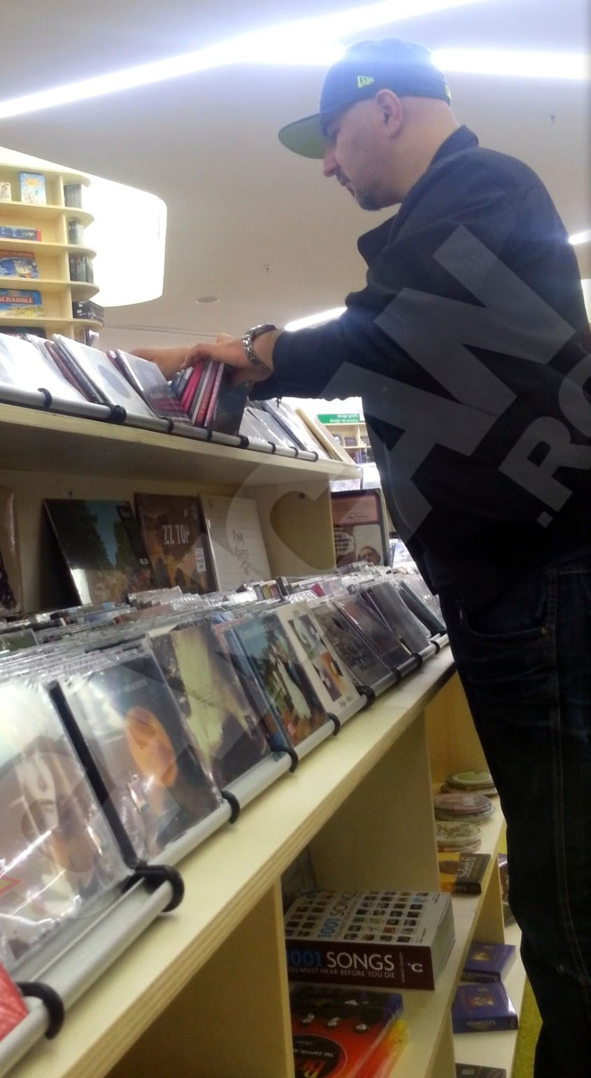 Folcloristul a cautat CD-uri cu muzica rock