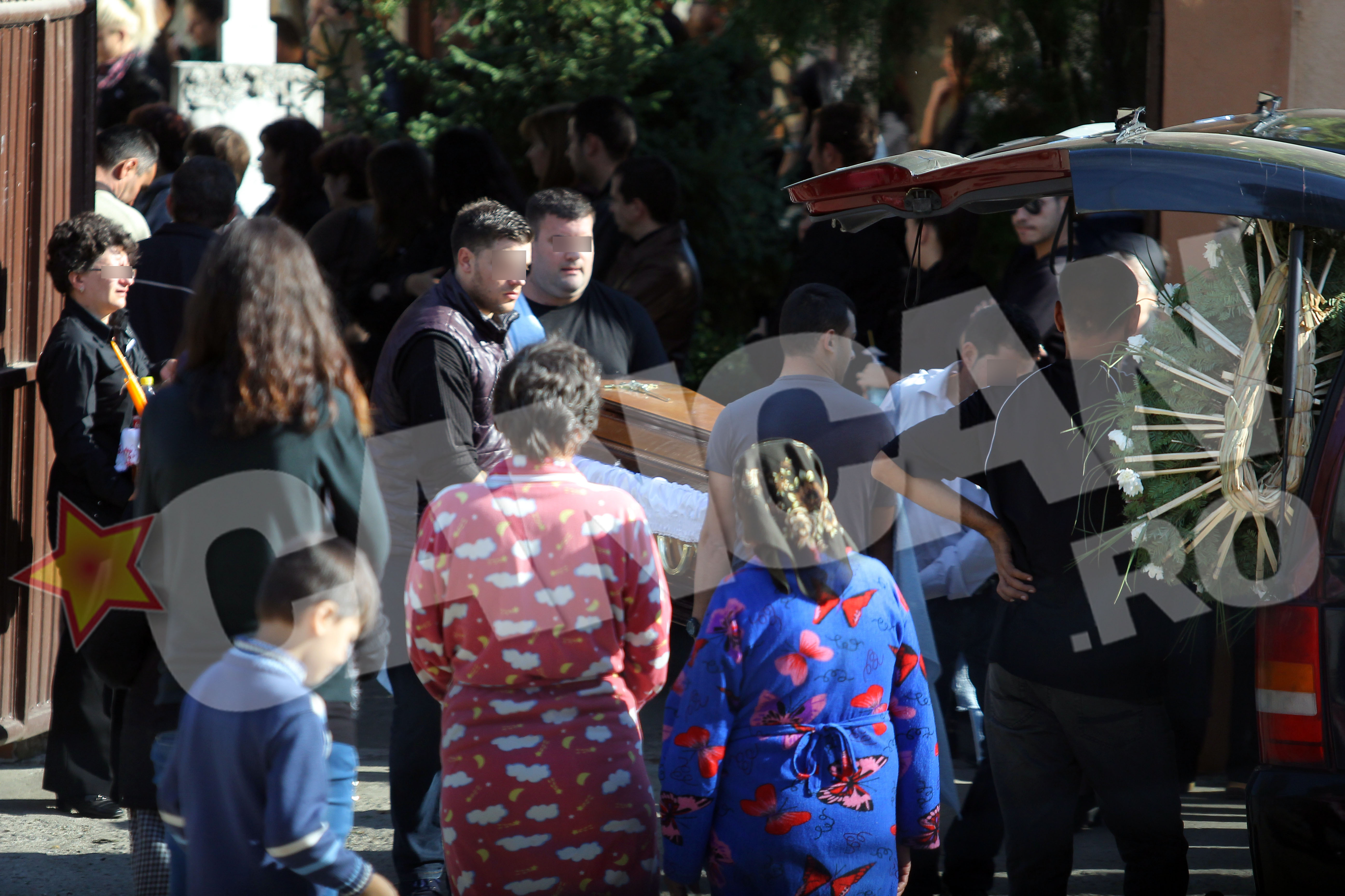 Mai multe batrane au venit s avada ce se intampla la biserica, iar cand au vazut masinile mortuare au izbucnit in plans