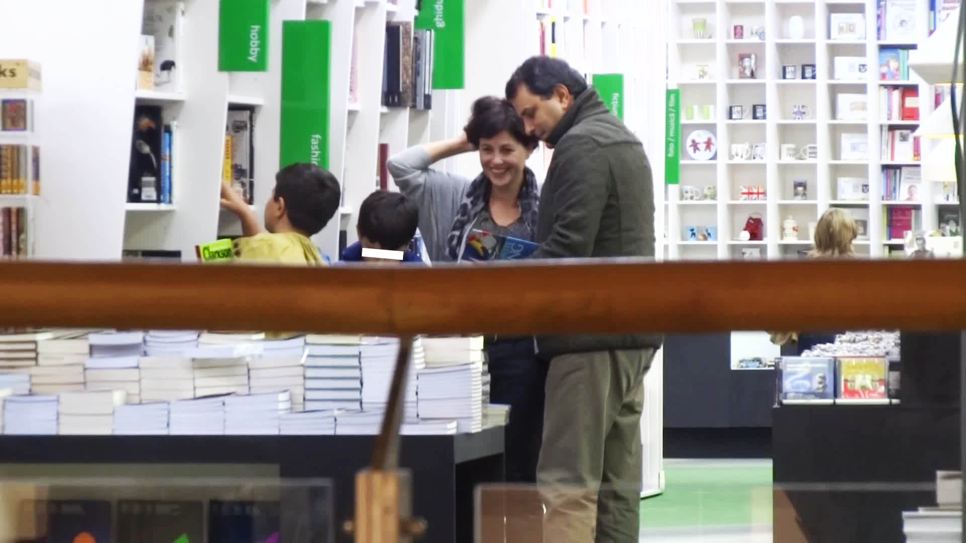 Jurnalistul si familia sa au studiat oferta librariei