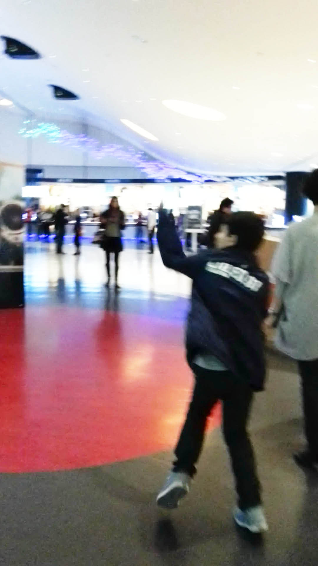 Unul din baietii lui Mandruta a dansat in mall