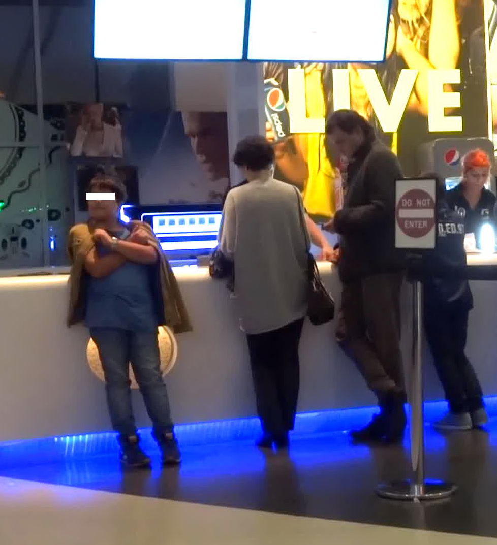 Au cumparat bilete la film