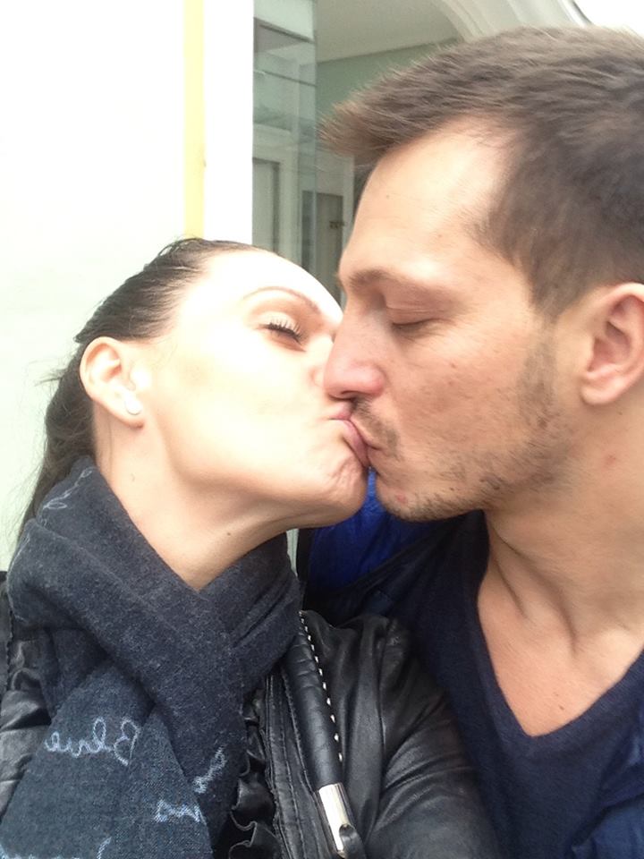 Ana a postat pe Facebook mai multe fotografii in care se saruta cu sotul sau