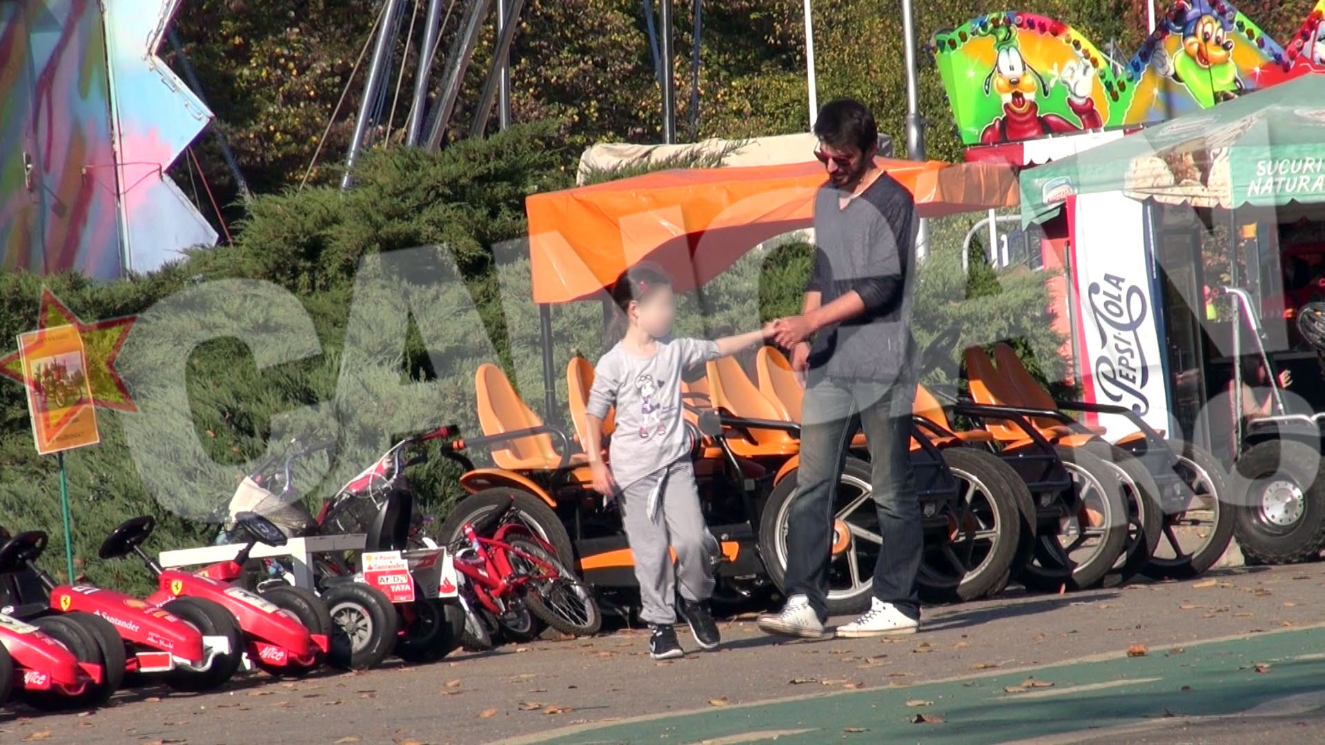 Micuta Andreei Marin s-a jucat voioasa prin parc si l-a prins in jocul ei si pe Tuncay