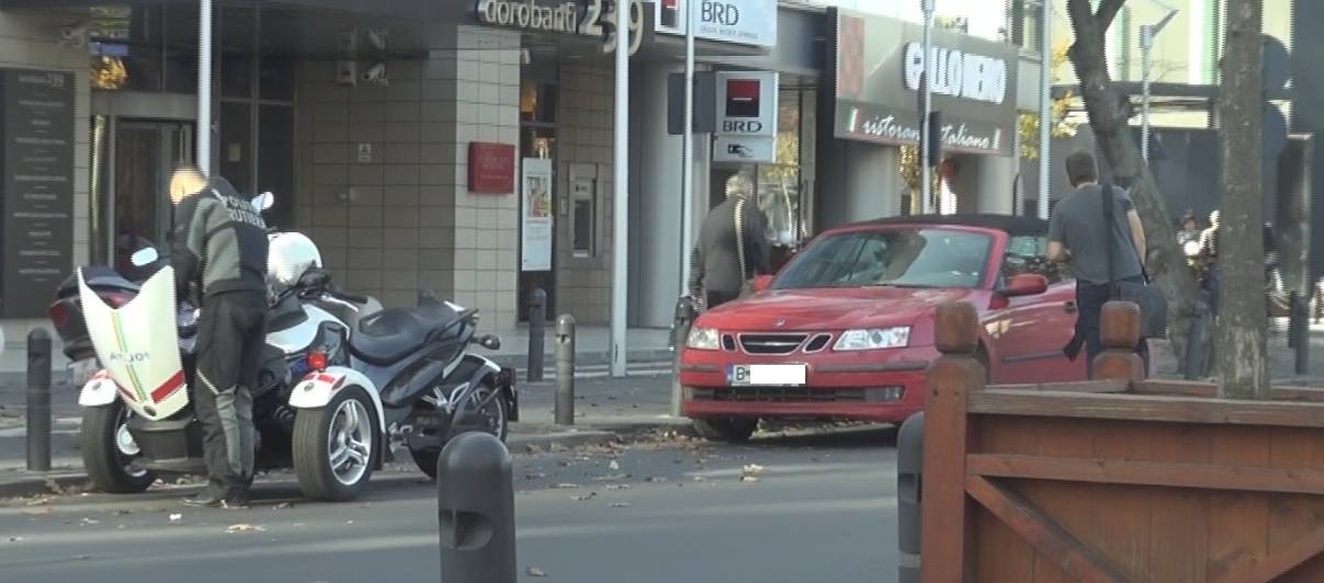 Florin se grabeste sa ajunga la masina, inaintea agentului