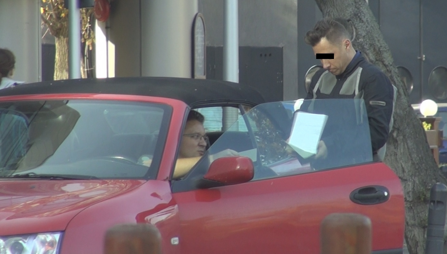 Politistul ii scrie amenda lui Florin pentru parcare neregulamentara