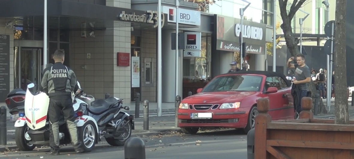 Artistul il saluta prieteneste pe agent, crezand ca va fi iertat