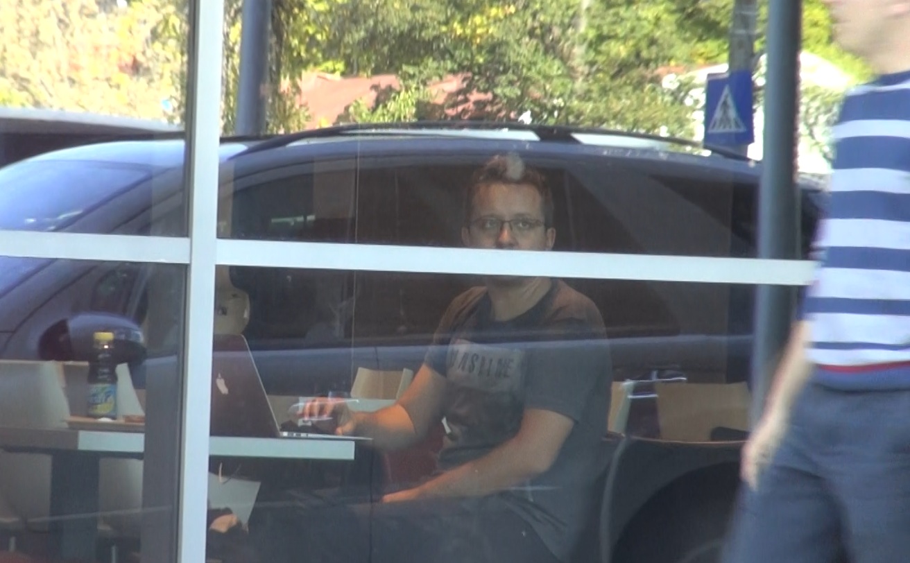 Cantaretul ramane cu ochii lipiti de geam cand vede politia