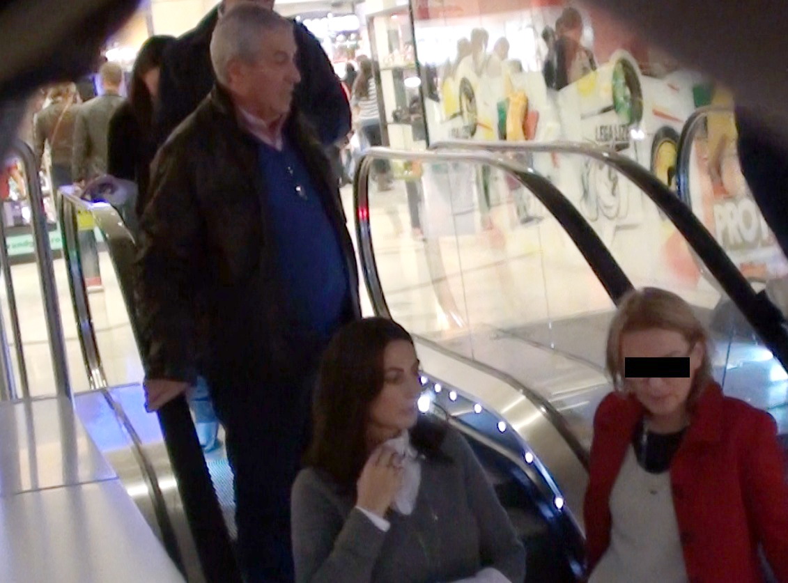 Fostul premier a plecat multumit de cumparaturile facute impreuna cu sotia sa