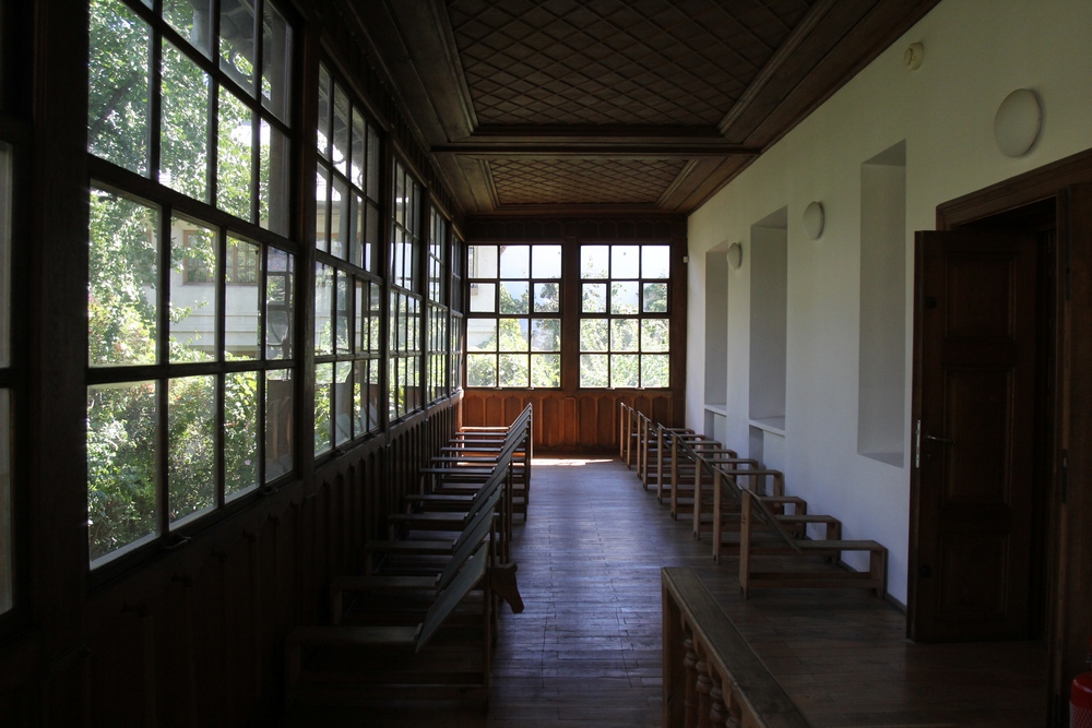 Fiind atata de veche au aparut si legende urbane despre acest loc. O poveste spune ca sipirtul ultimei proprietare inca mai umbla pe holurile casei