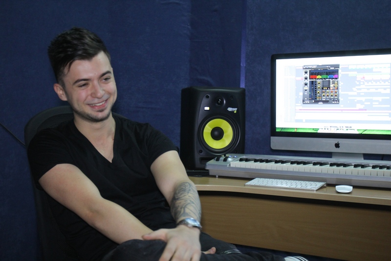 Artistul petrece ore bune in studio, iar muzica este viata sa