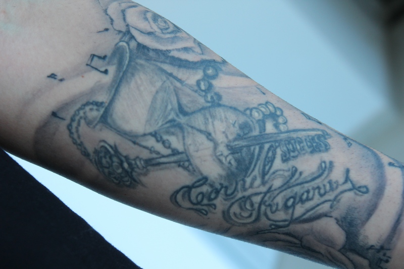 Pe mana artistul si-a tatuat numele mentorului sau, Cornel Fugaru