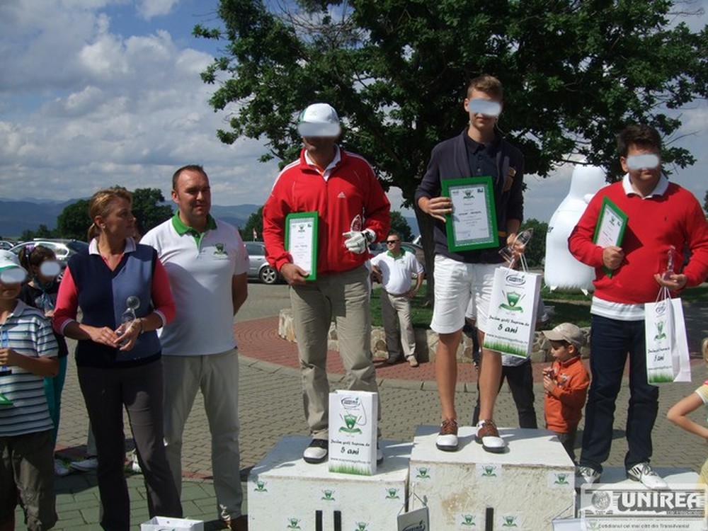 El practica acest sport la Pianu de Jos, impreuna cu un alt milionar pasionat de golf