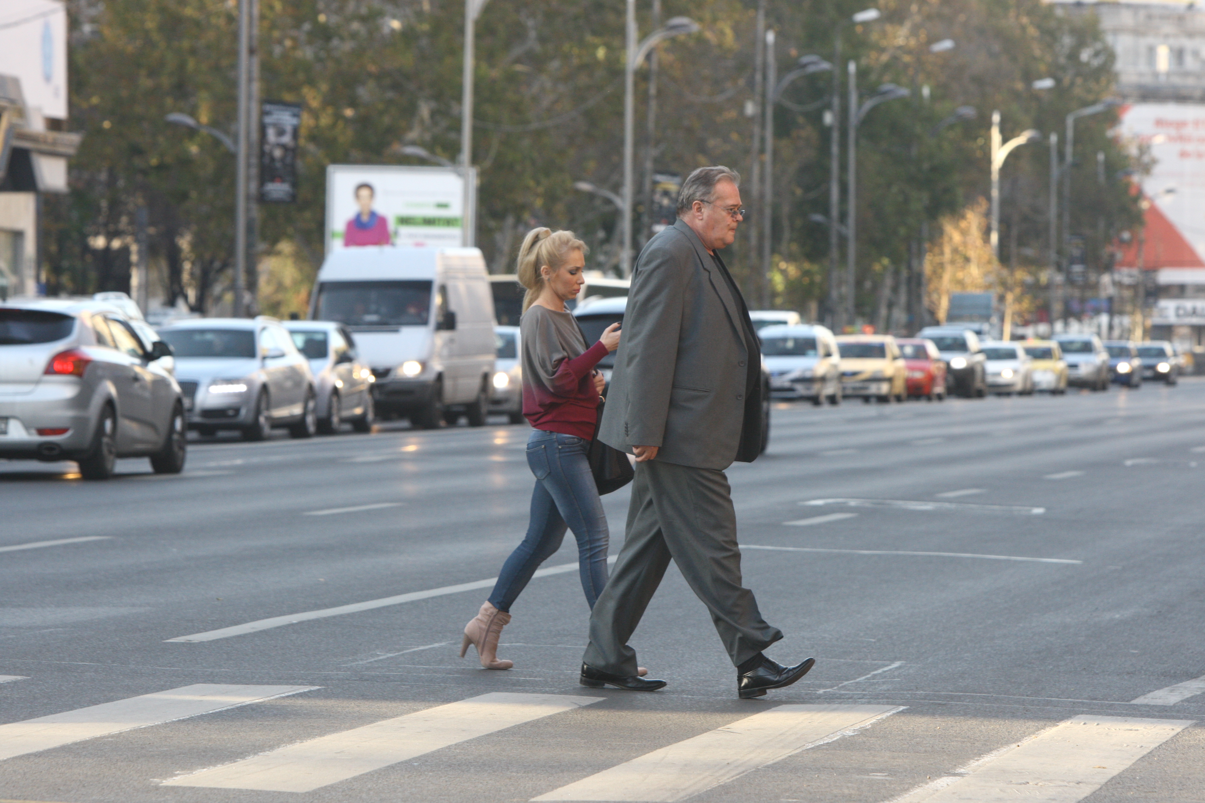 Fostul ministru si Sylvie se indreapta catre magazinul de bijuterii