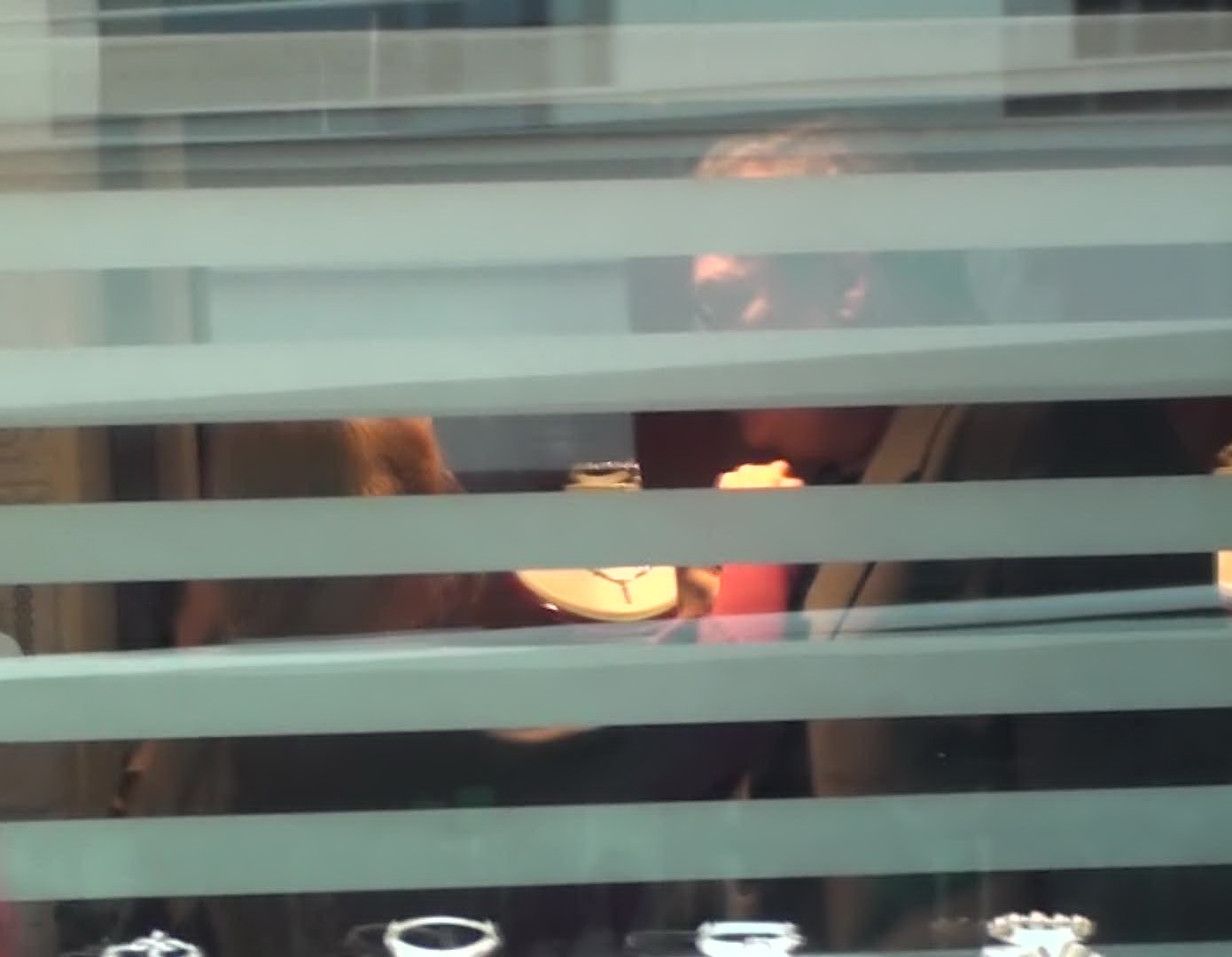 Iubita i-a luat lantul de la gat