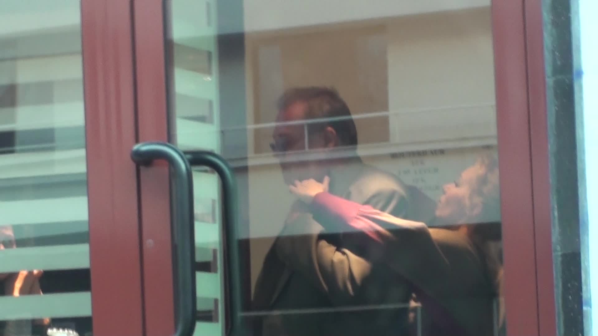 Cateva minute mai tarziu, Silvia i-a pus bijuteria la gat lui Aghaton