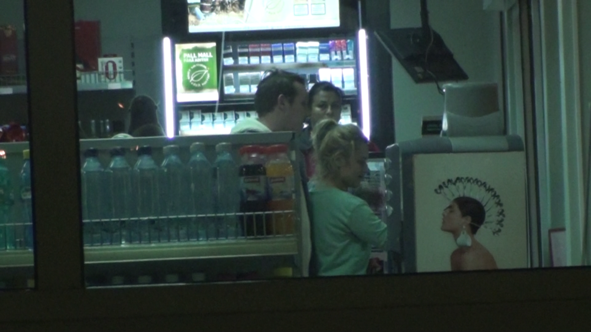 Cei doi se opresc mai apoi la raionul de carti. In timp ce Simina citeste ceva, artistul o saruta dragastos