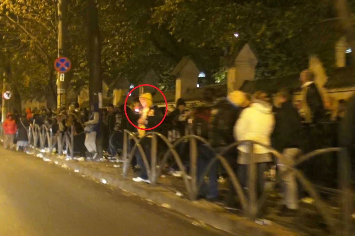 Unii dintre pelerini s-au incalzit cu o tigara