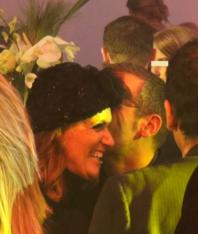 Cristian Furdi o saruta pe Carmen de fata cu toti invitatii