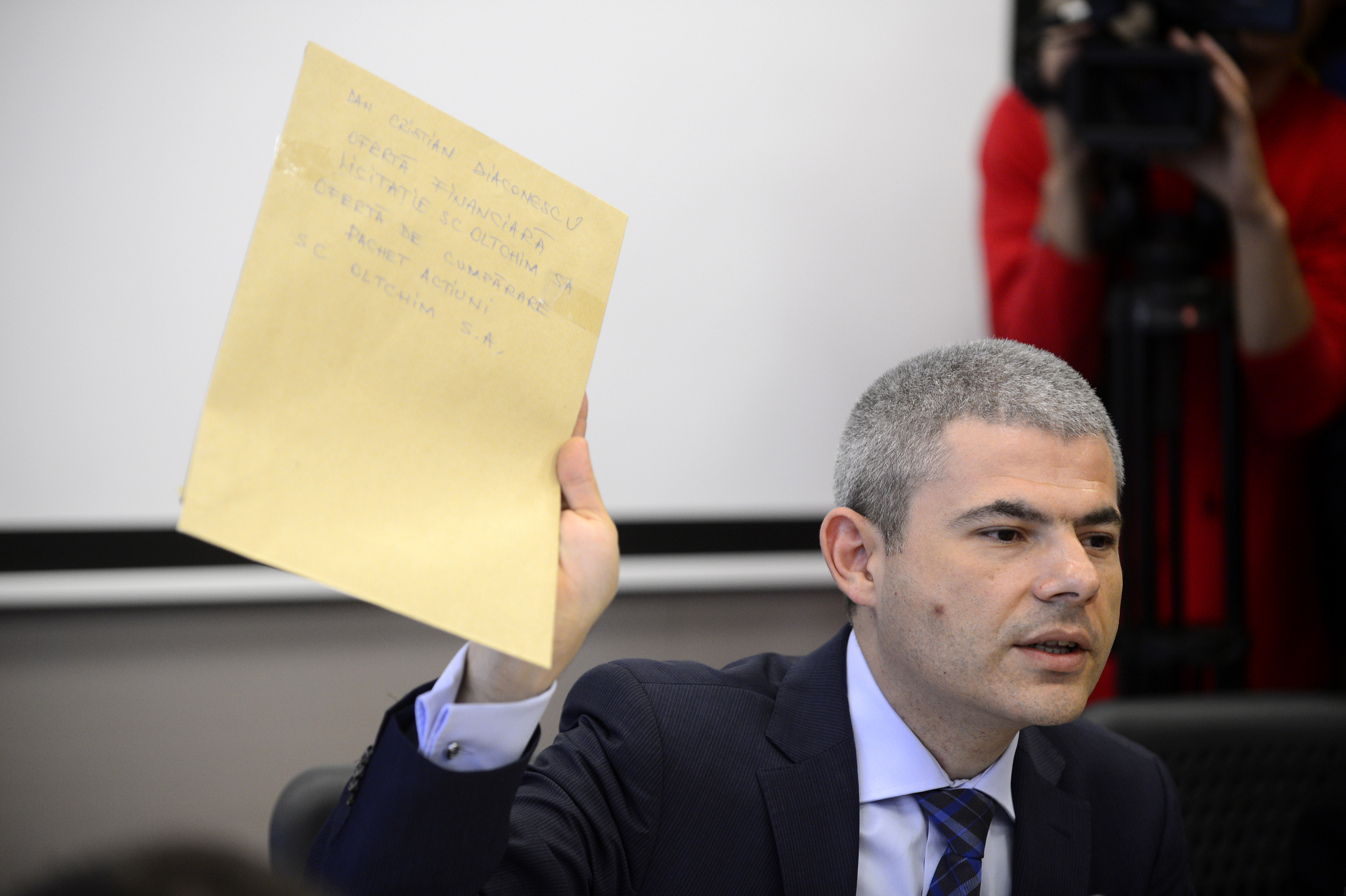 Directorul de cabinet al ministrului Finatelor, Remus Vulpescu, este personajul in jurul caruia DNA si-a 