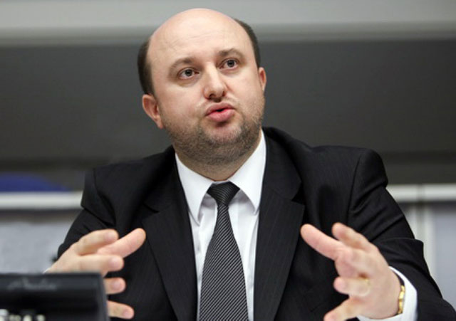 Ministrul de Finante, Daniel Chitoiu, este suspectat ca-l tine in brate, in mod dubios, pe denuntatorul Vulpescu