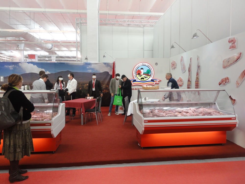 Tanti Florica s-a oprit la standul prietenului sau