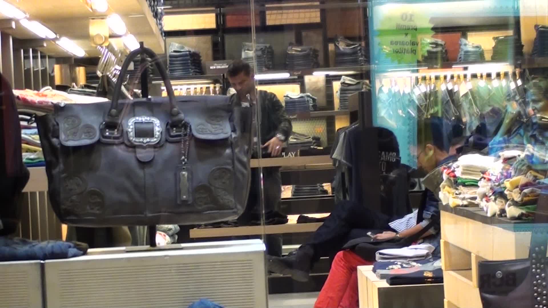 Alexandru se uita la cateva obiecete de imbracaminte