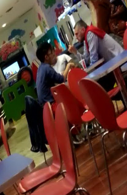 Doar Nini (stanga) si Traian (dreapta) au mancat la fast-food