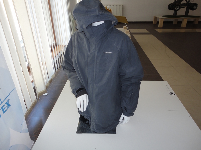 Numai cand se uda geaca apare modelul desenat pe ea