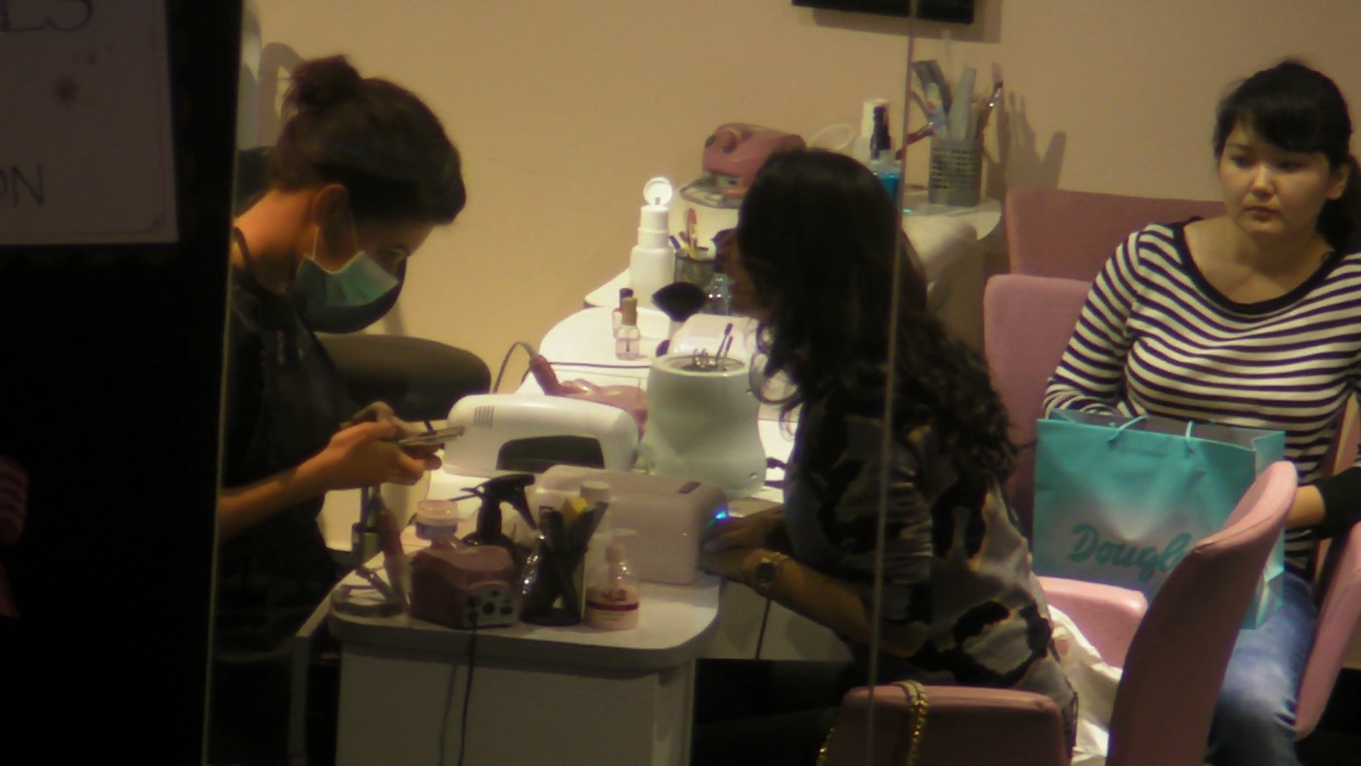 Sotia lui Ilie Nastase arunca din cand in cand un ochi asupra telefonului mobil