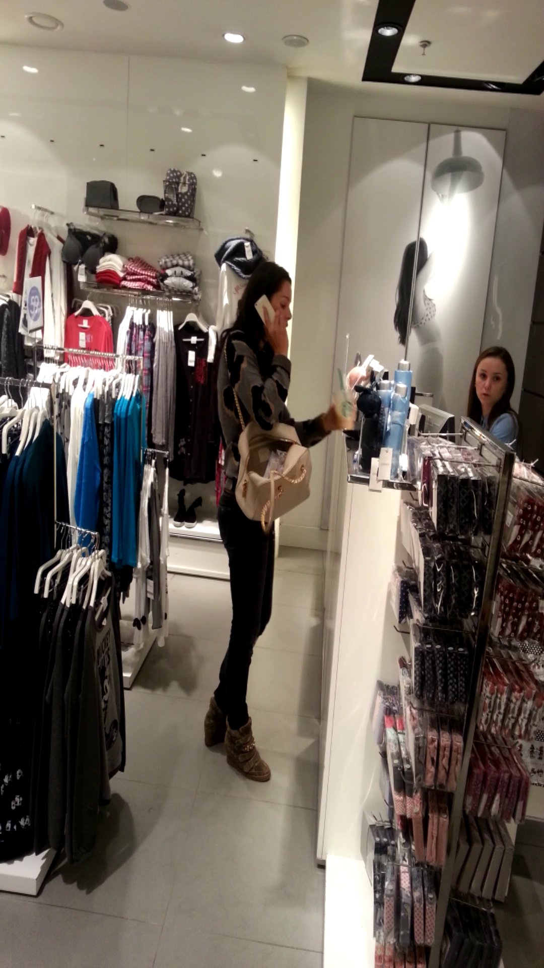 Brigitte a fost sunata de sotul sau in repetate randuri in timpul sedintei de shopping