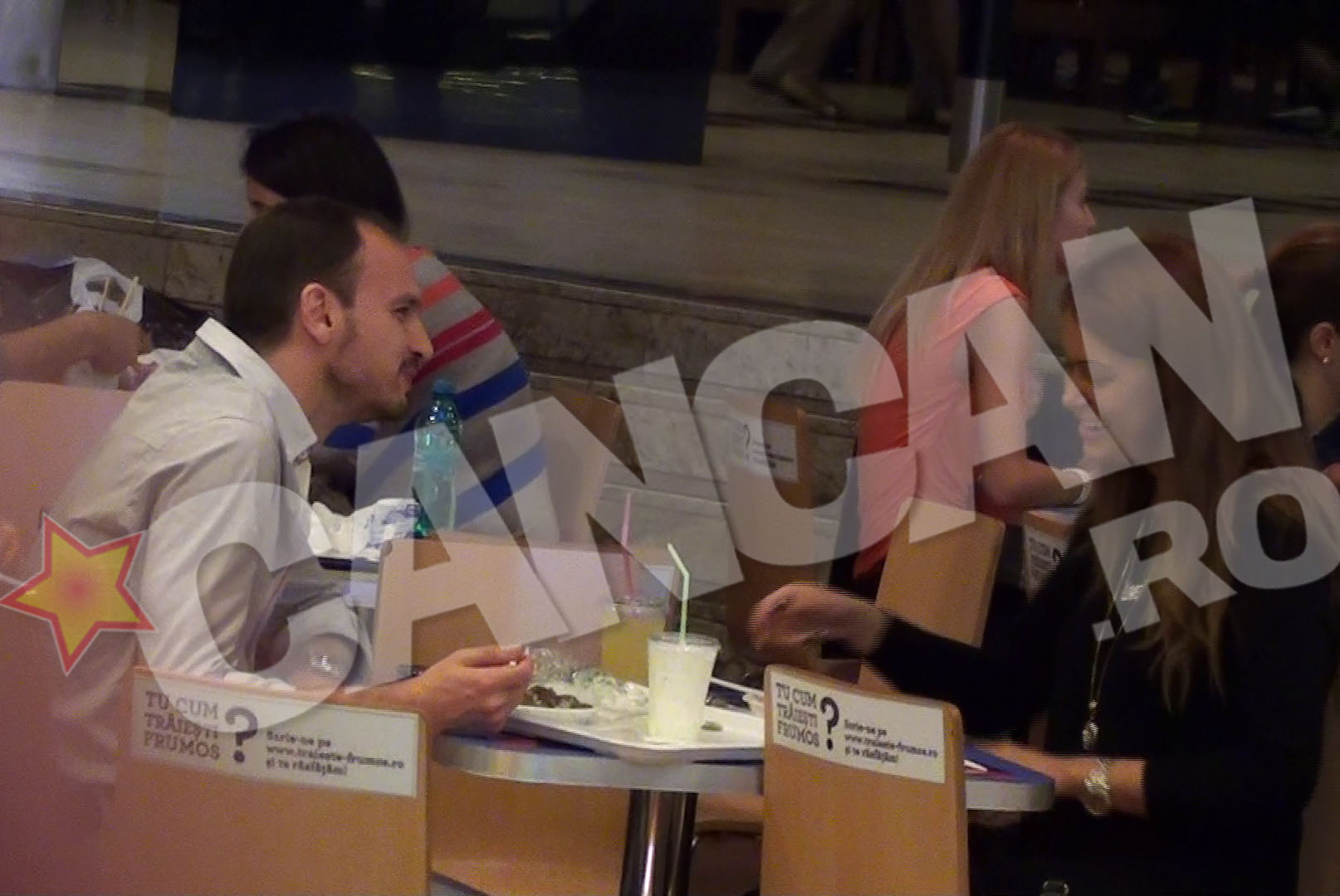 Dr Kasem si asistenta sa, zambitori la masa