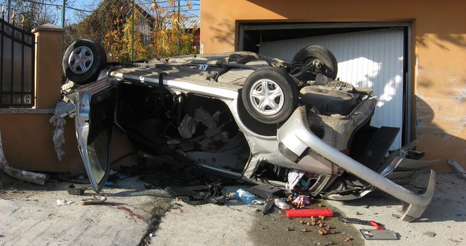 Ce a mai ramas din masina care a lovit un cap de pod in Balcesti, Valcea