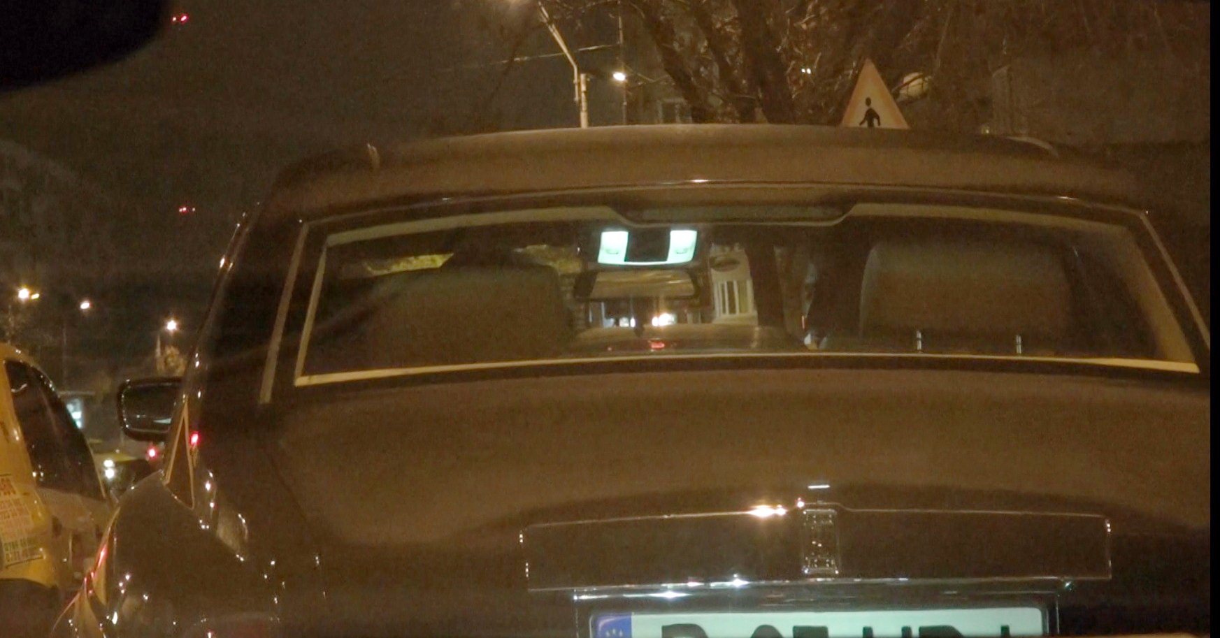 Cei doi oameni de afaceri s-au plimbat cu limuzina