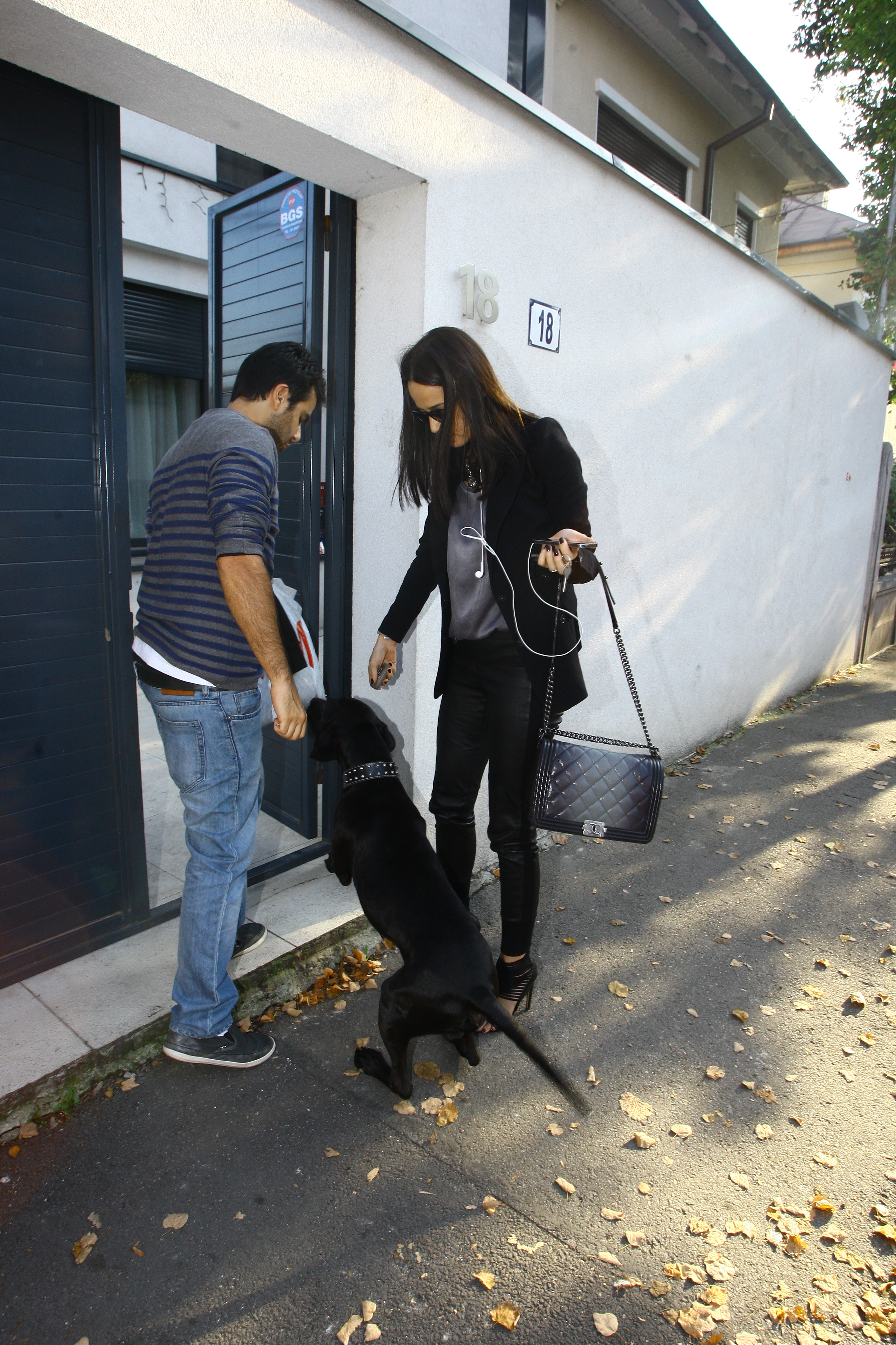 Andreea Raicu pare sa-si fi gasit linistea alaturi de un barbat misterios.