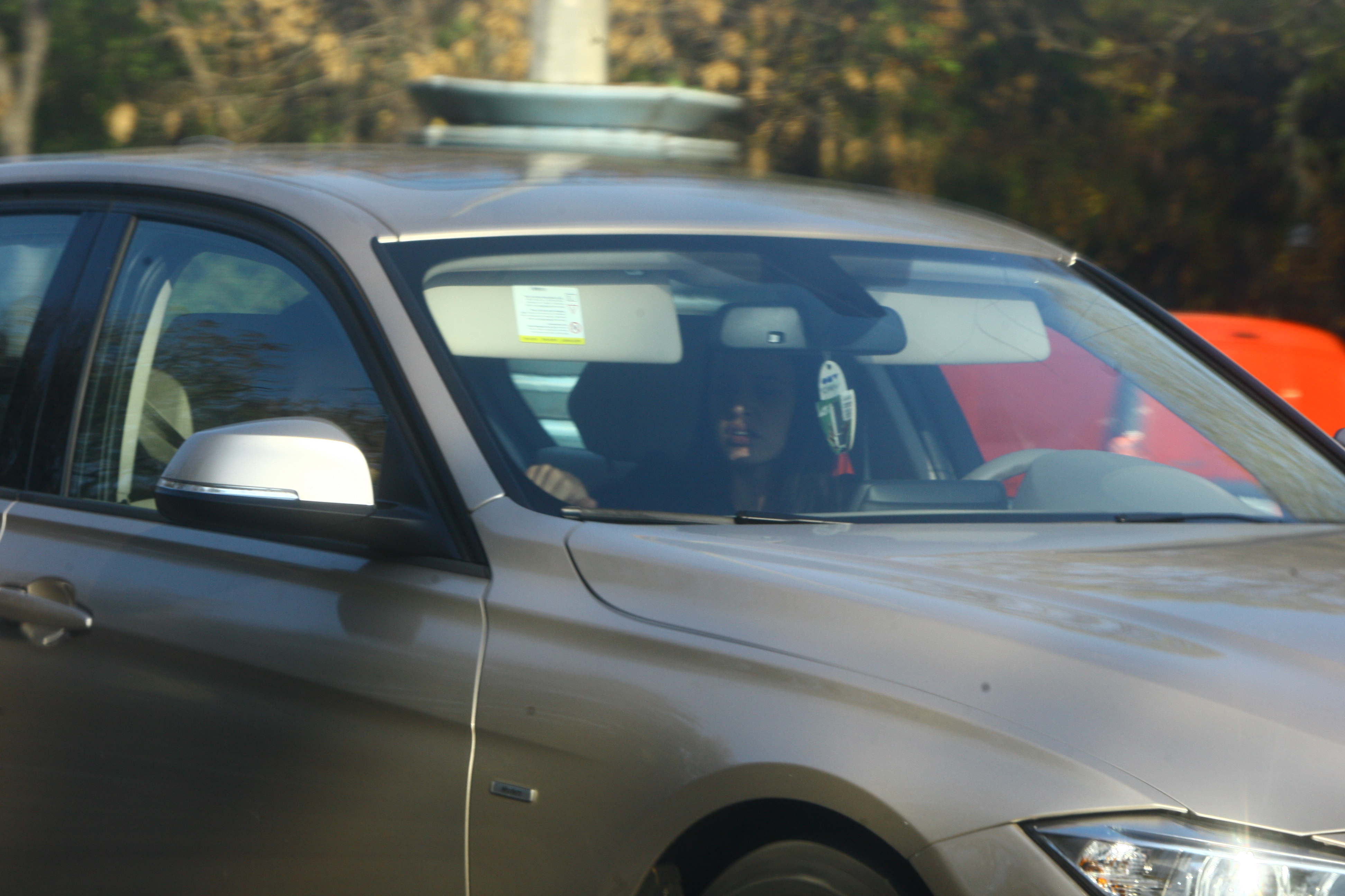 Andreea l-a asteptat in fata unui mall si apoi au plecat impreuna acasa.