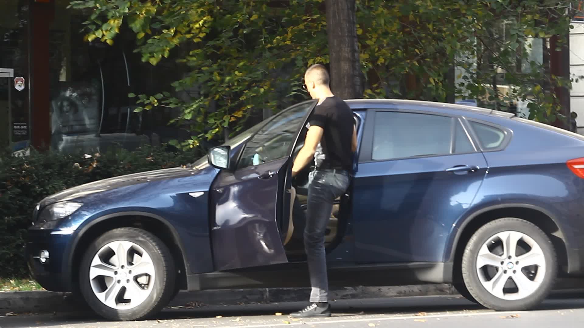 Fotbalistul se urca in masina