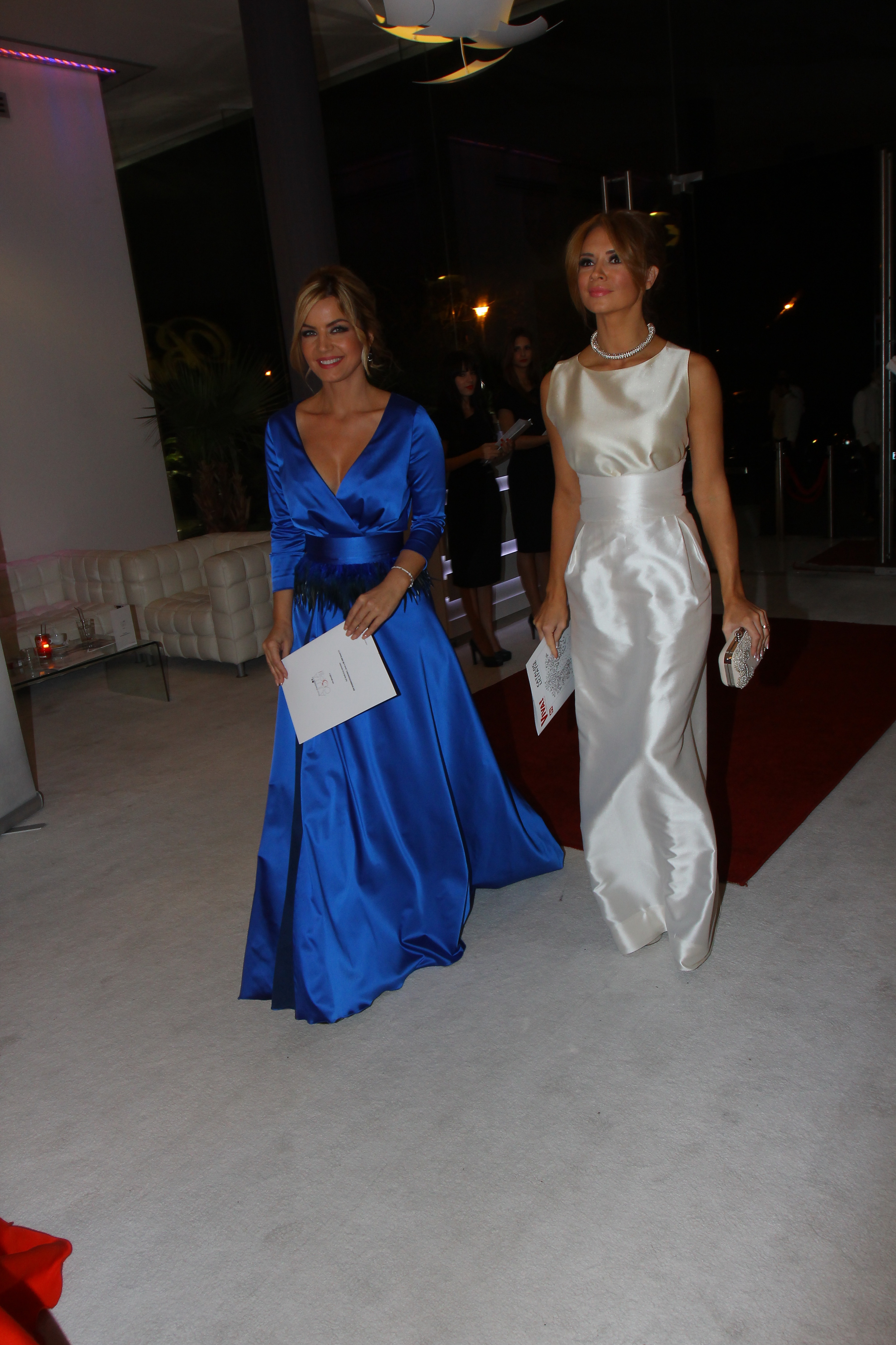 Monica Dascalu a facut senzatie intr-o rochie albastra, decoltata, in timp ce Magda Palimaru a aratat ca un adevarat inger intr--o rochie alb-perlat