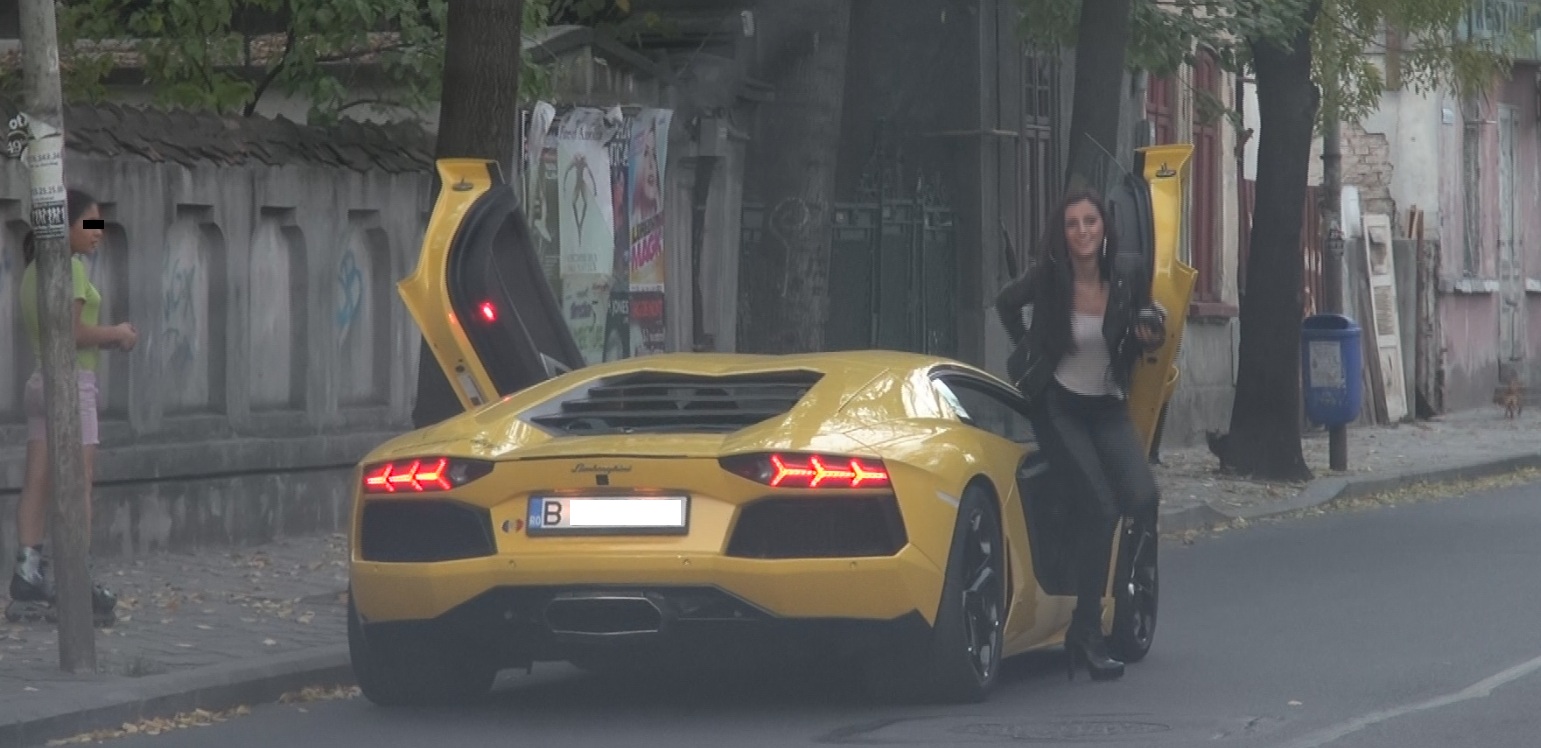 Iubita milionarului a fost toata un zambet... pana a dat nas in nas cu cersetorii