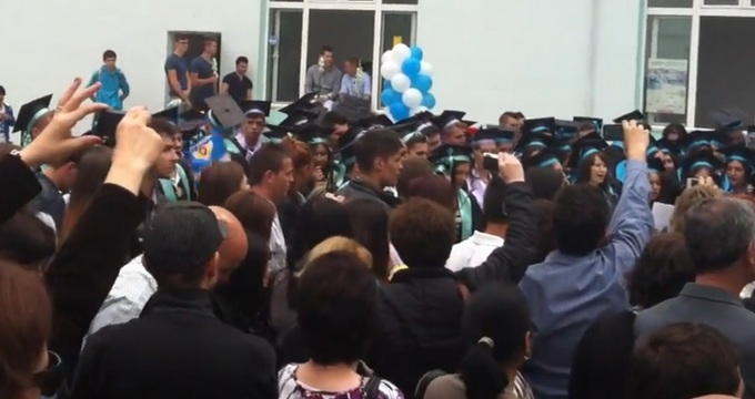 Elevii adunati in curtea liceului Benjamin Franklin