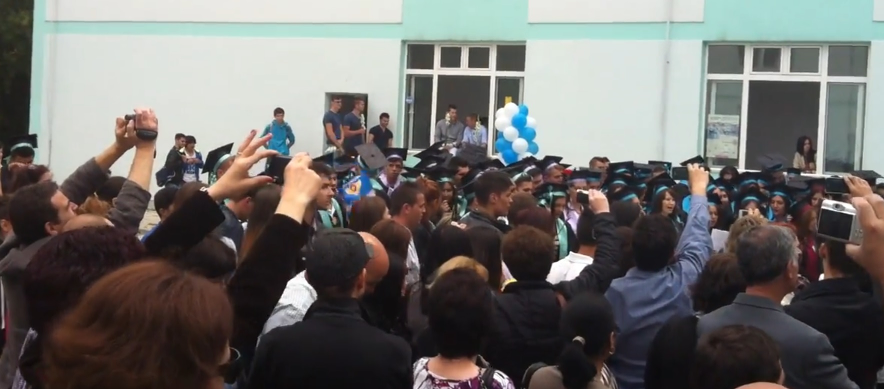 Parintii si elevii filmau momentul in care se canta imnul liceului