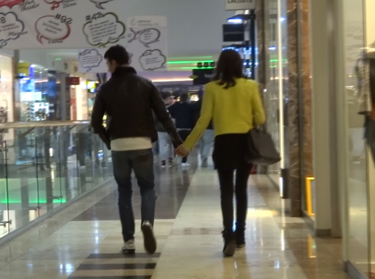 Diana Videanu si iubitul ei s-au plimbat de mana prin mall