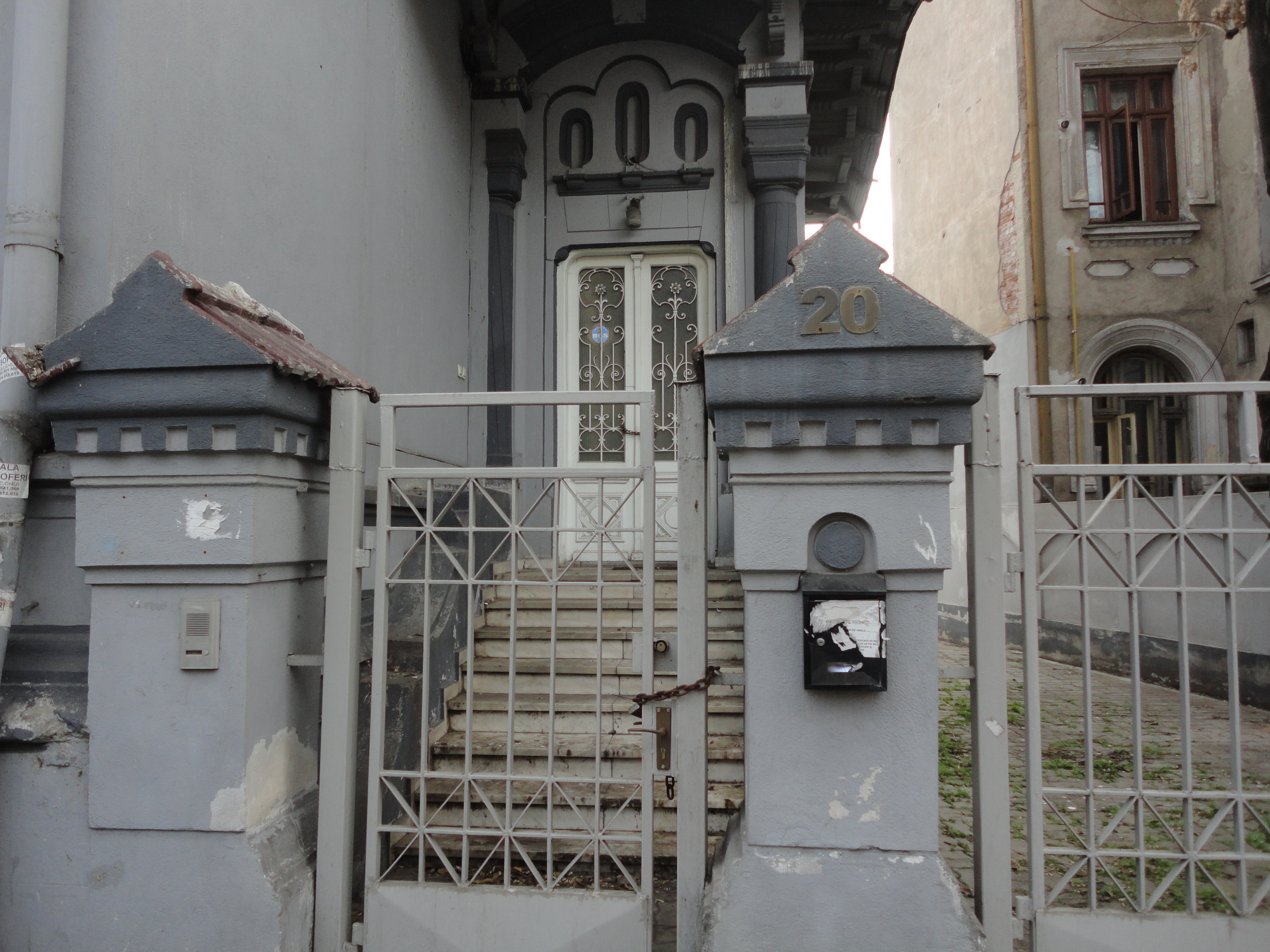 Casa este nelocuita si este scoala la vanzare sau inchiriere de catre proprietar