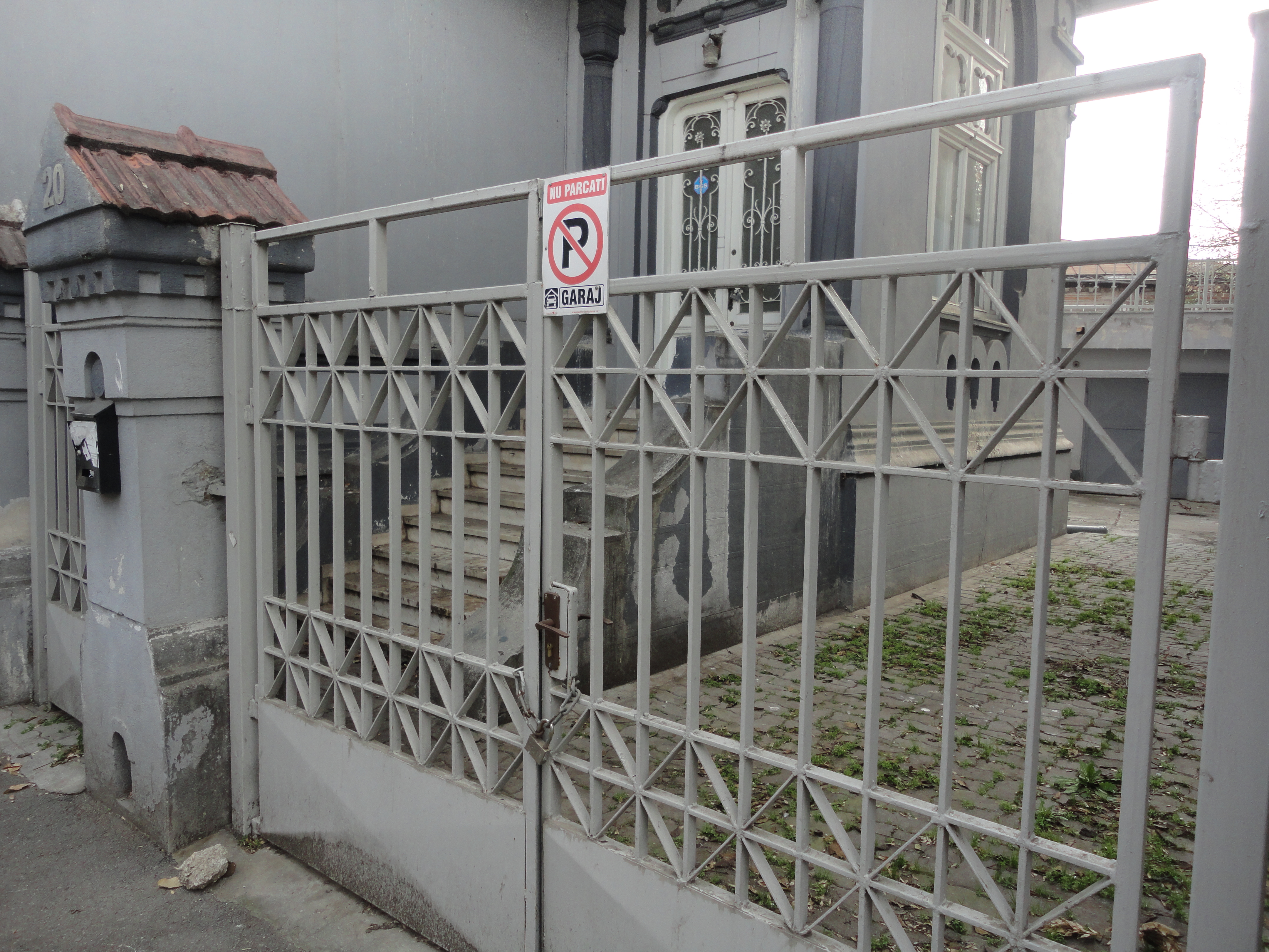 Hotul a intrat printr-un geam de la demisol