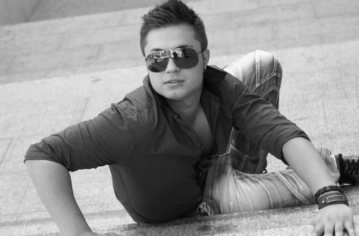 Mircea flirtreaza si cu alte femei pe Facebook