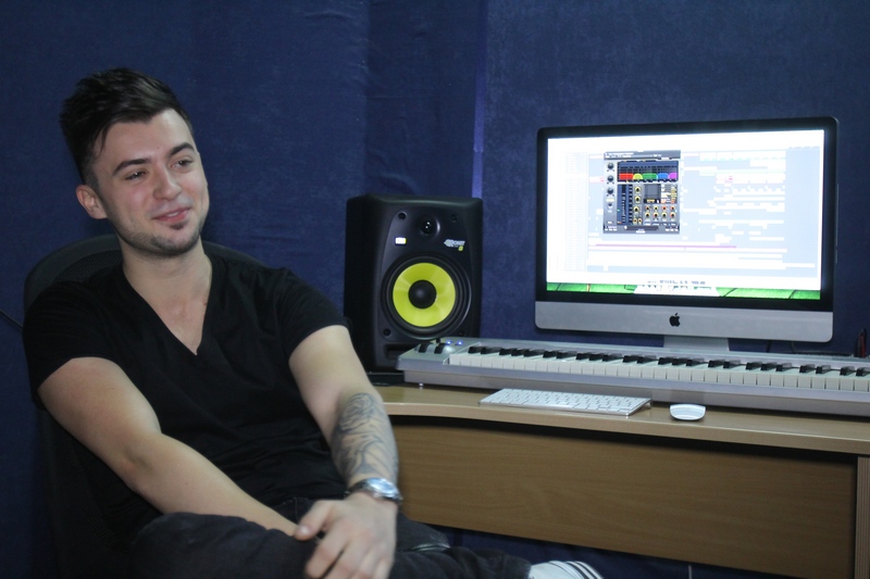 Tanarul artist in studio