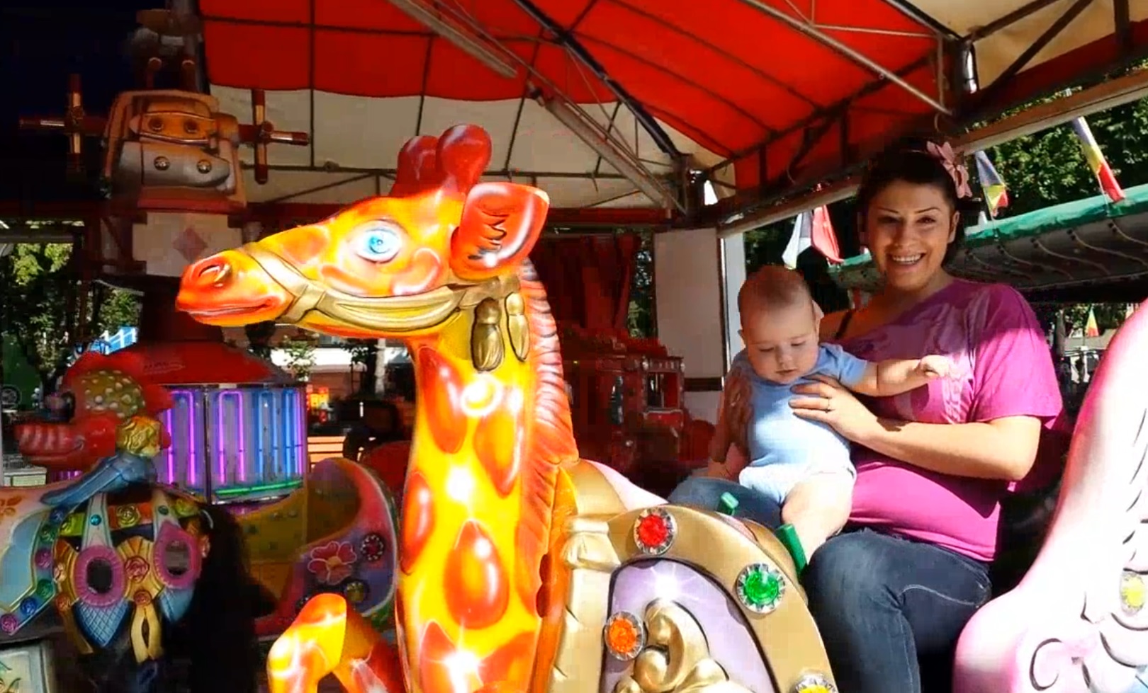 Cel mic le ocupa tot timpul celor doi parinti, Camelia si Ionut Tanase