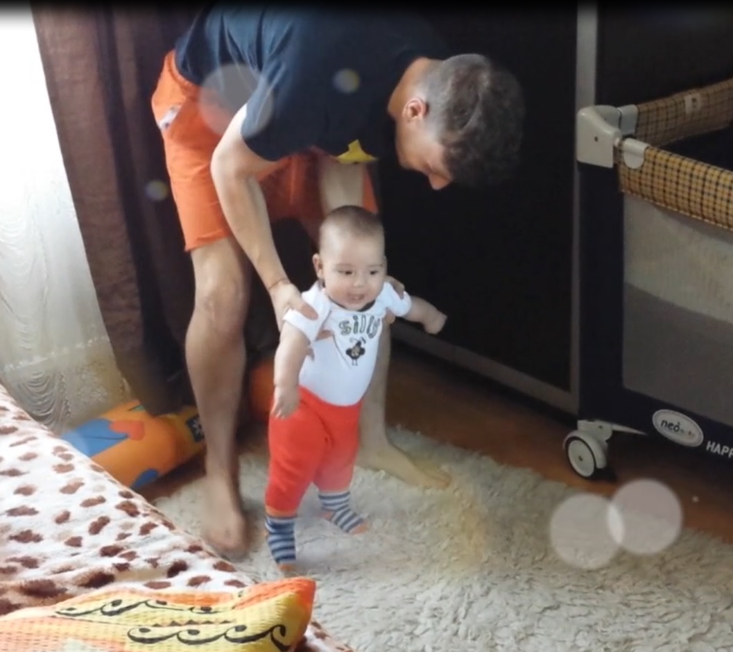 Matei primii pasi in viata, cu ajutorul tatalui